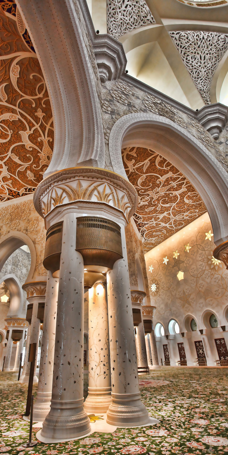 Sheik Zayed Grand Mosque, 1,000 pillars created from 100,000 tons...